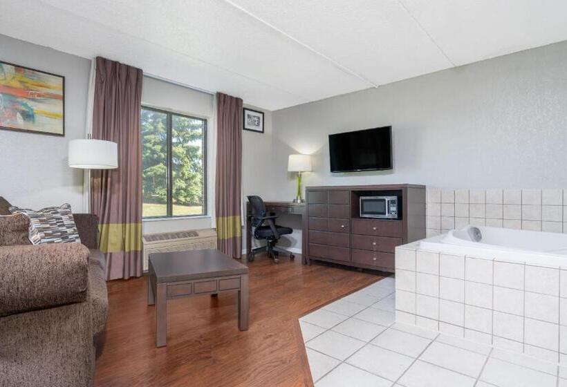 带大床的复式套间, Super 8 By Wyndham Bloomington/airport