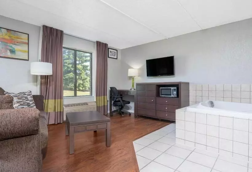 Deluxe Suite King Bed, Super 8 By Wyndham Bloomington/airport