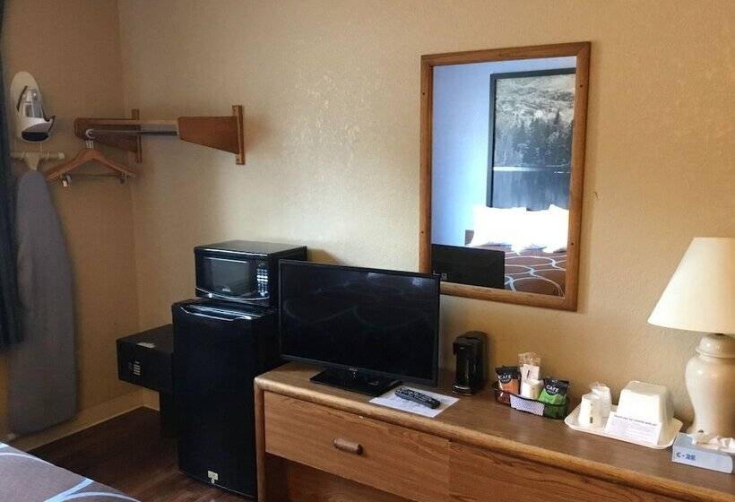 带2个双人床的标准工作室, Super 8 By Wyndham Newburgh/west Point Stewart Intl Airport