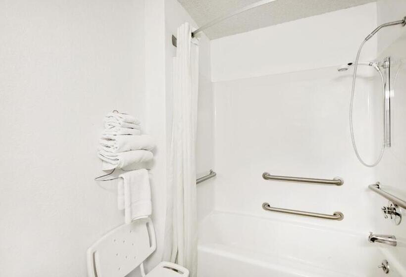 适合残疾人使用的标准间, Super 8 By Wyndham Newburgh/west Point Stewart Intl Airport