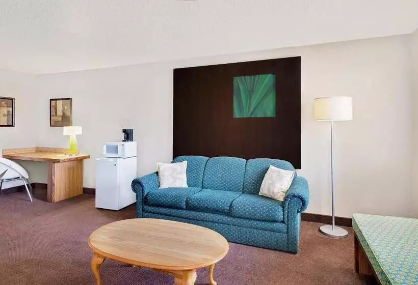 キングサイズベッドのデラックススイート, Super 8 By Wyndham Newburgh/west Point Stewart Intl Airport