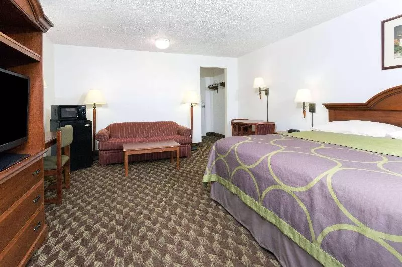 キングサイズベッドのスイートルーム, Super 8 By Wyndham Riviera Beach West Palm Beach