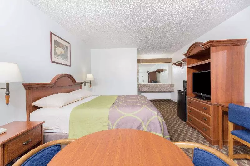 キングサイズベッドのスイートルーム, Super 8 By Wyndham Riviera Beach West Palm Beach