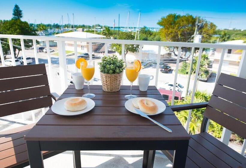 キングサイズベッドのデラックススイート, Skipjack Resort & Marina