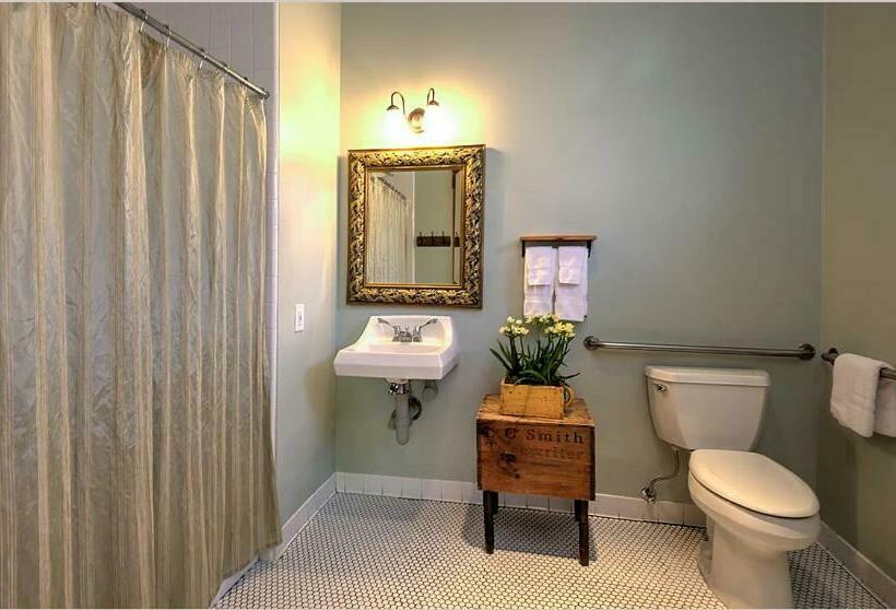 غرفة قياسية سرير ملكى لذوى الإحتياجات الخاصة, Sonoma Hotel