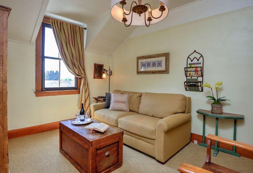 جناح سوبيريور, Sonoma Hotel