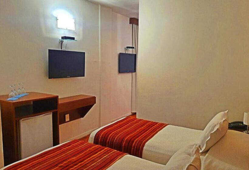 חדר משפחתי, America