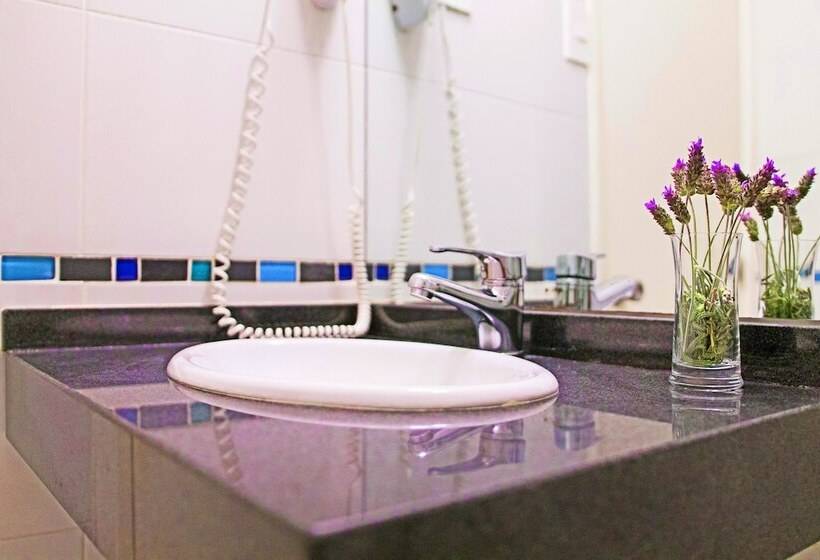 חדר משפחתי, America