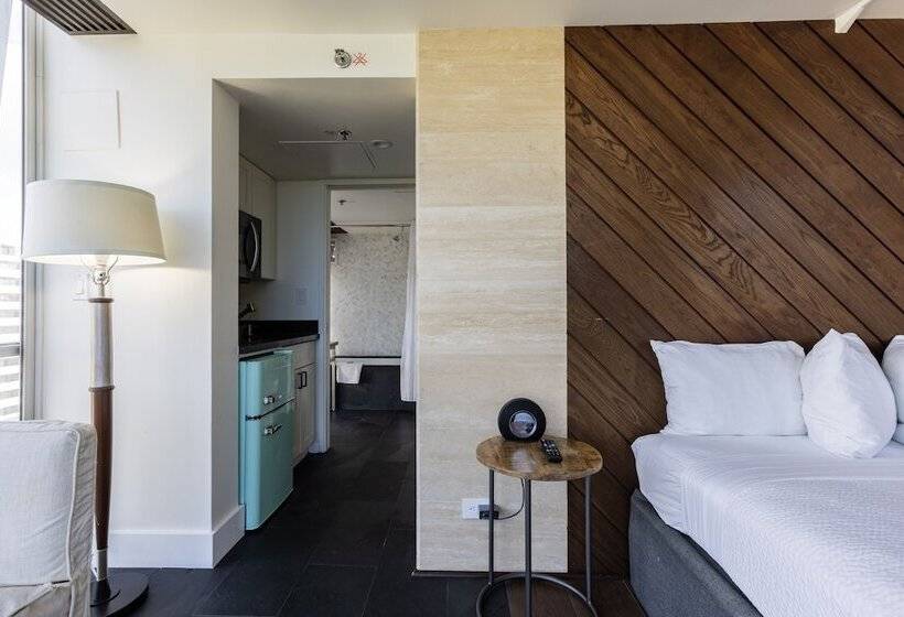 חדר פנטהאוז, La Croix