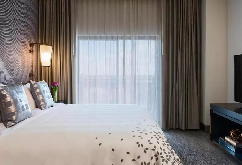 اتاق اجرایی با تخت بزرگ, Renaissance Waterford Oklahoma City