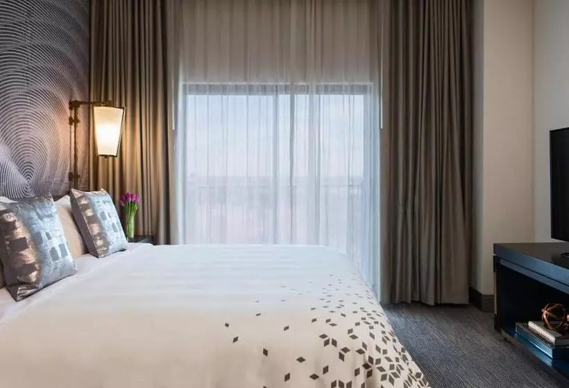 سوئیت با تخت بزرگ, Renaissance Waterford Oklahoma City