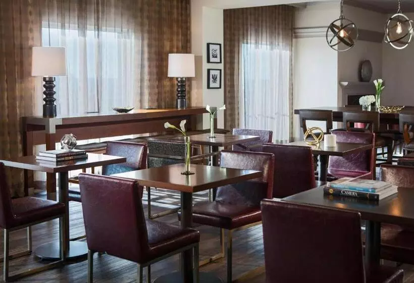 اتاق اجرایی با تخت بزرگ, Renaissance Waterford Oklahoma City