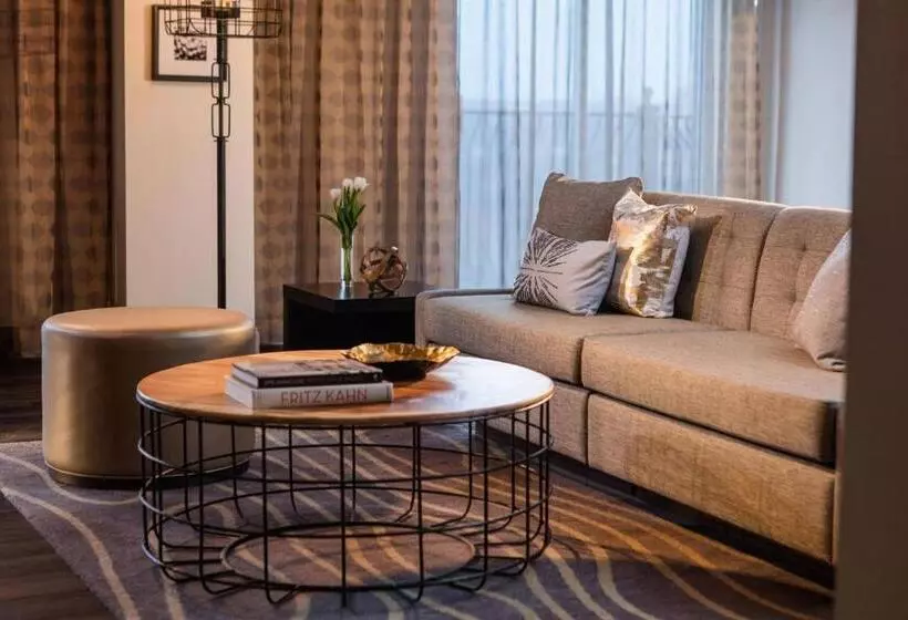 اتاق اجرایی با تخت بزرگ, Renaissance Waterford Oklahoma City