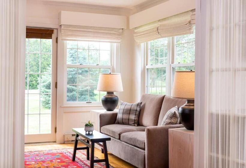 جناح ديلوكس سرير كينج, The Wentworth