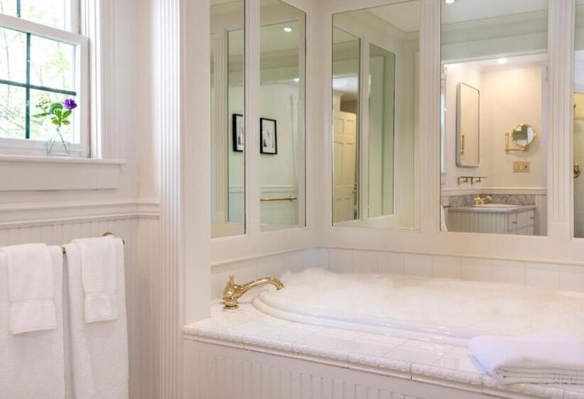 غرفة قياسية سرير كينج لذوى الإحتياجات الخاصة, The Wentworth