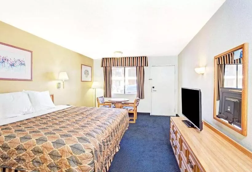 اتاق استاندارد با تخت بزرگ, Travelodge By Wyndham Banning Casino And Outlet Mall