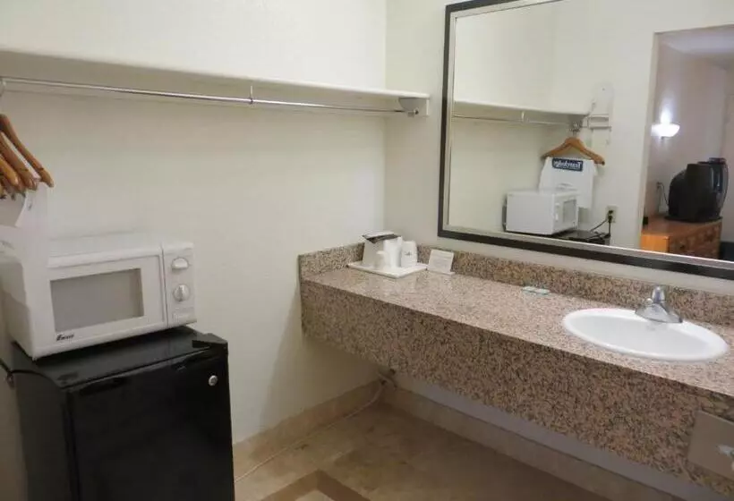 اتاق استاندارد با تخت بزرگ, Travelodge By Wyndham Banning Casino And Outlet Mall