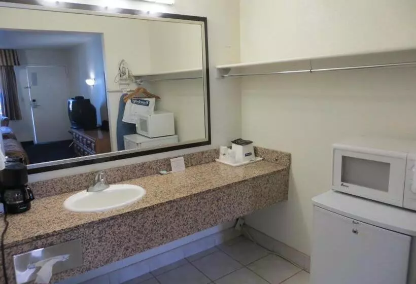 اتاق لوکس با تخت بزرگ, Travelodge By Wyndham Banning Casino And Outlet Mall