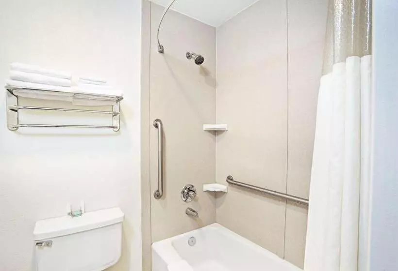 اتاق لوکس با تخت بزرگ, Travelodge By Wyndham Banning Casino And Outlet Mall