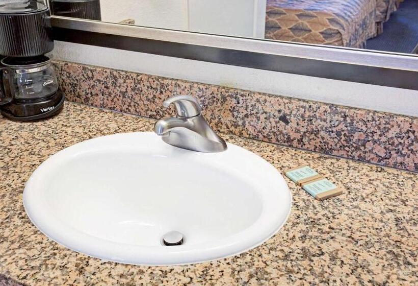 Люкс Deluxe Кровать Кинг, Travelodge By Wyndham Banning Casino And Outlet Mall
