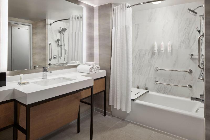 Номер Стандарт Кровать Кинг Адаптированный для Инвалидов, Travelodge By Wyndham Costa Mesa Newport Beach Hacienda
