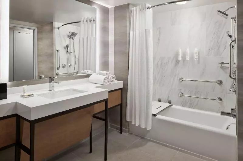 身障者適用キングサイズベッドルーム, Travelodge By Wyndham Costa Mesa Newport Beach Hacienda