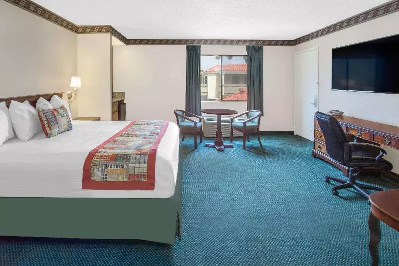 キングサイズベッドのスイートルーム, Travelodge By Wyndham Costa Mesa Newport Beach Hacienda