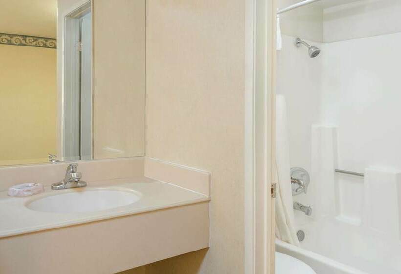 غرفة قياسية سرير مزدوج, Travelodge By Wyndham San Clemente Beach