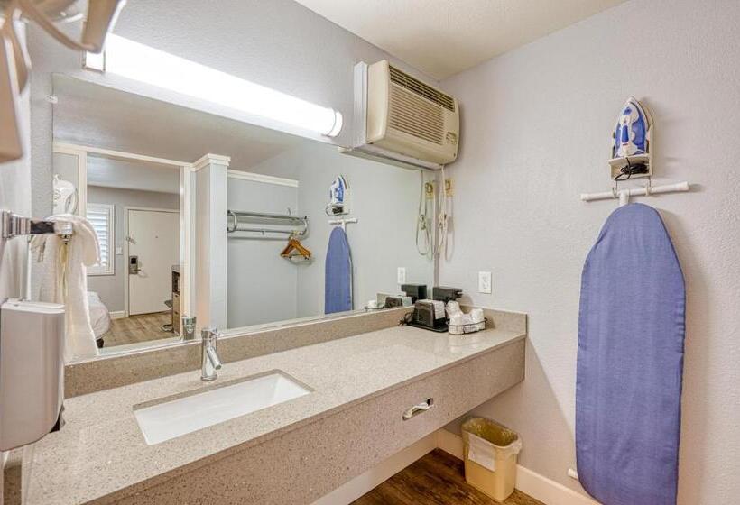 חדר סטנדרט עם מיטת קינג, Vagabond Inn San Luis Obispo