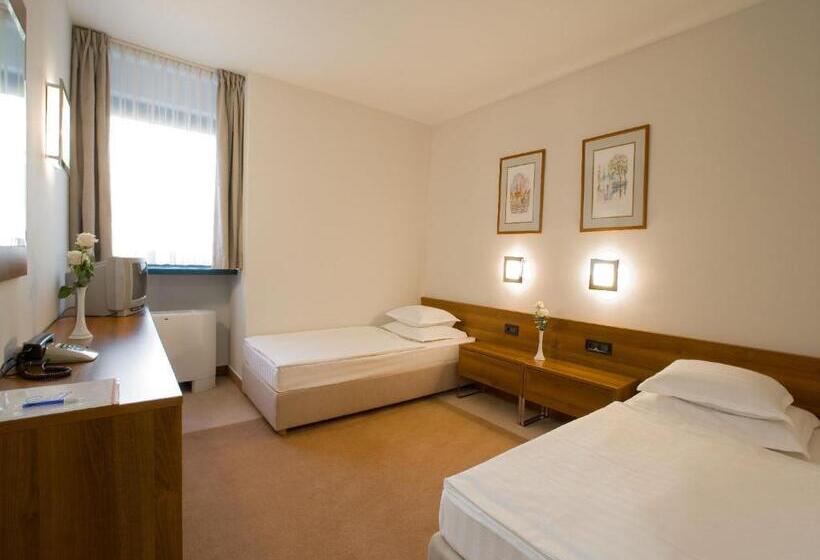 חדר סטנדרט לשלושה, Laguna Zagreb