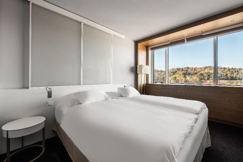 سوییت اجرایی, Exe Lev