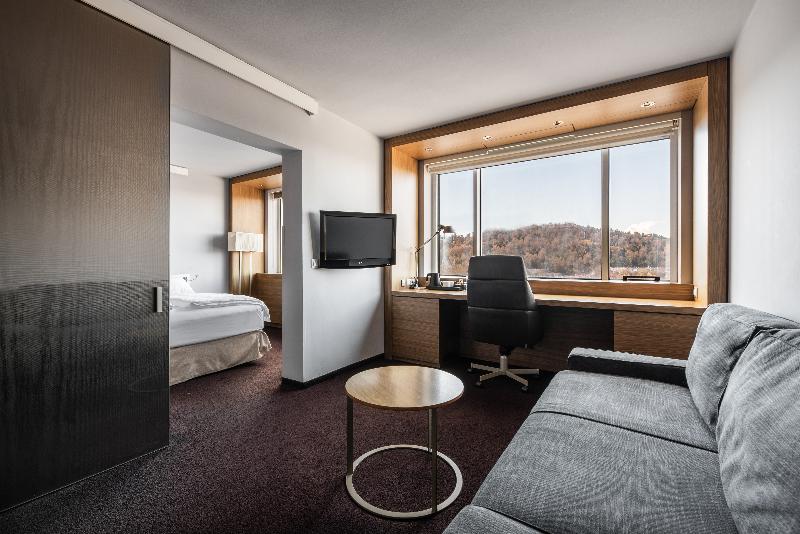 سوییت اجرایی, Exe Lev