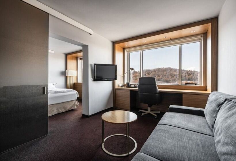 سوییت اجرایی, Exe Lev