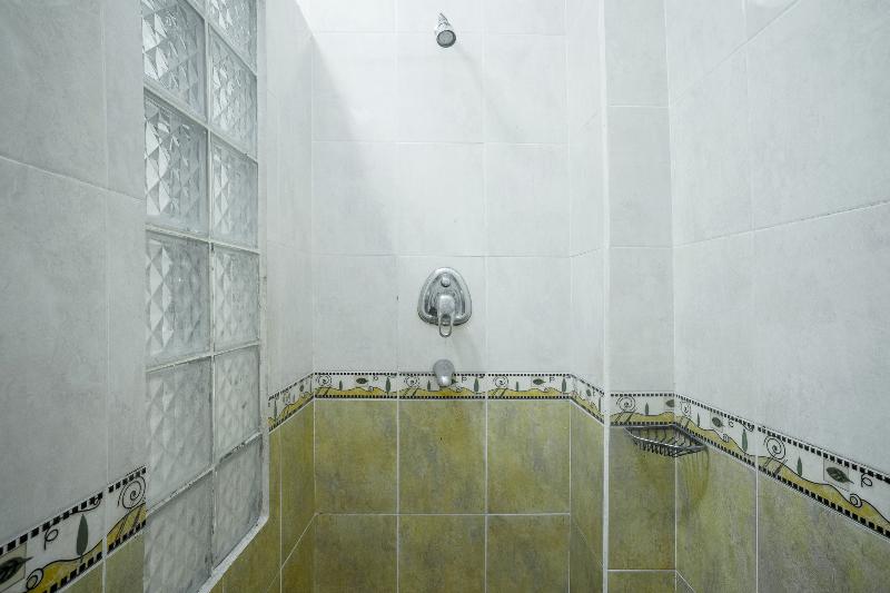 이코노미 룸, Malin