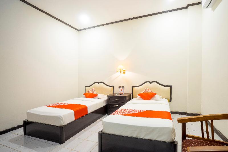 이코노미 룸, Malin