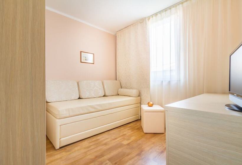 패밀리 룸, Malin