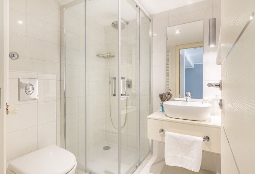 Family Suite, Malin