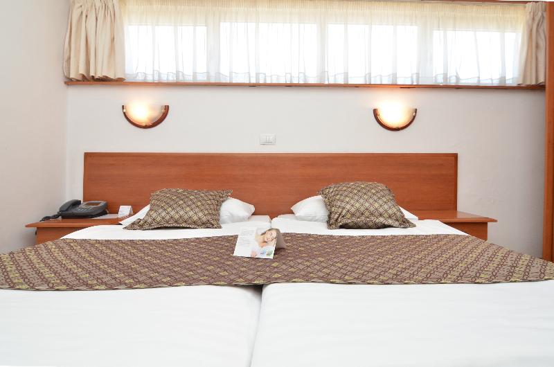 이코노미 룸, Neboder