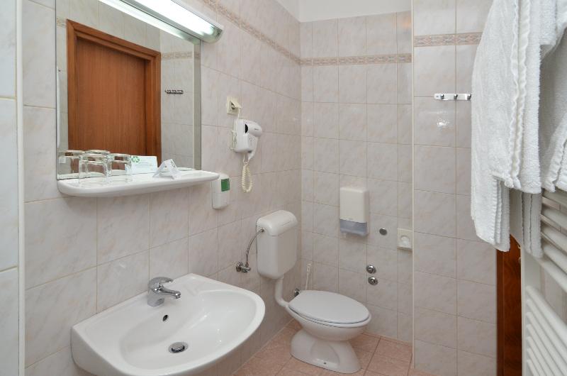 이코노미 룸, Neboder