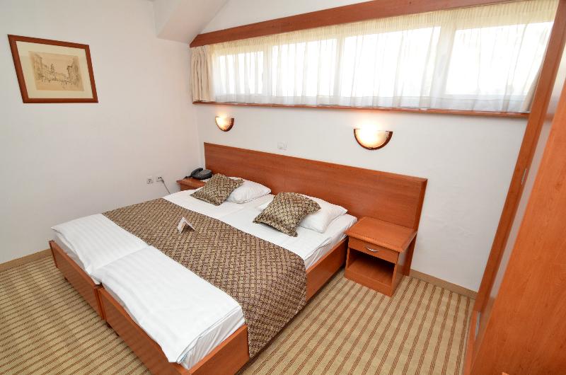 이코노미 룸, Neboder