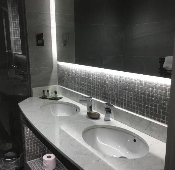 اتاق اجرایی با تخت بزرگ, The Kings Arms