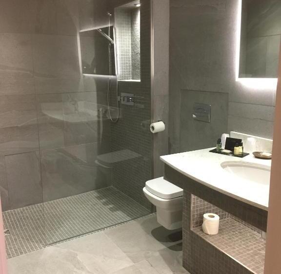 اتاق اجرایی با تخت بزرگ, The Kings Arms