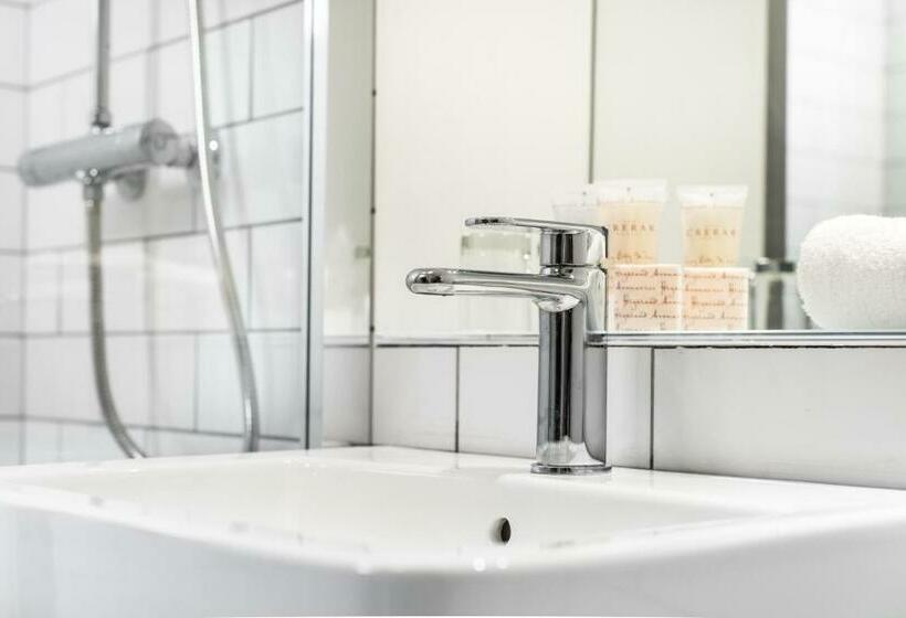 جناح جونيور, Glasgow West Hotel By Compass Hospitality