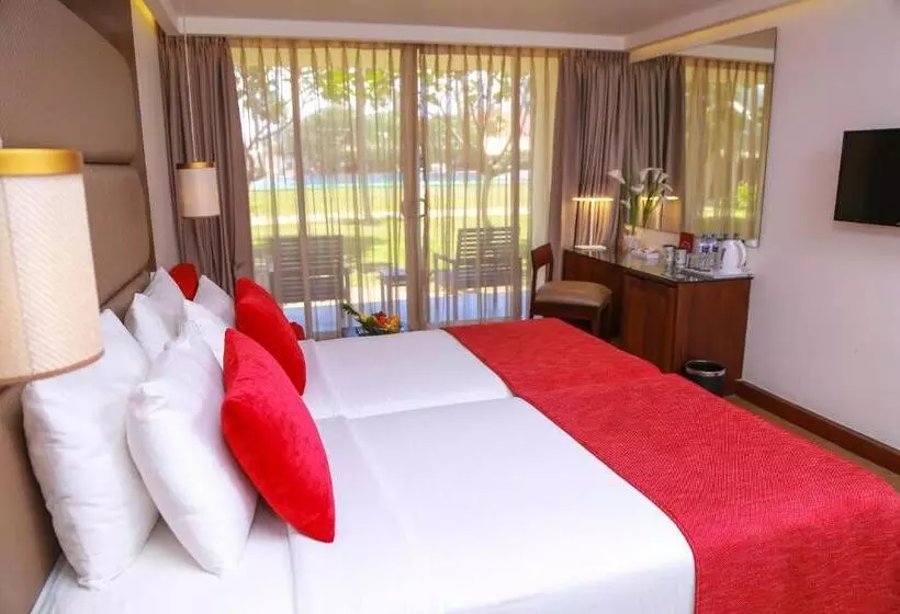Deluxe Kolmen Hengen Huone, Pegasus Reef   A Beach Resort In Colombo