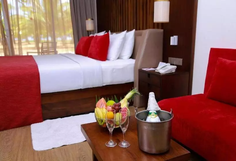 Deluxe Kolmen Hengen Huone Uima-allasnäkymä, Pegasus Reef   A Beach Resort In Colombo