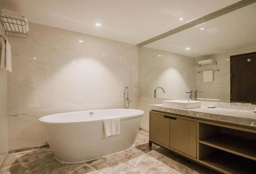 Четырехместный Номер Стандарт, Centara Riverside Hotel Chiang Mai