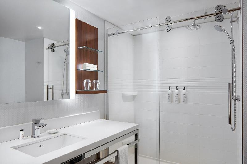 غرفة قياسية سرير ملكى, Delta Hotels By Marriott Trois Rivieres Conference Centre