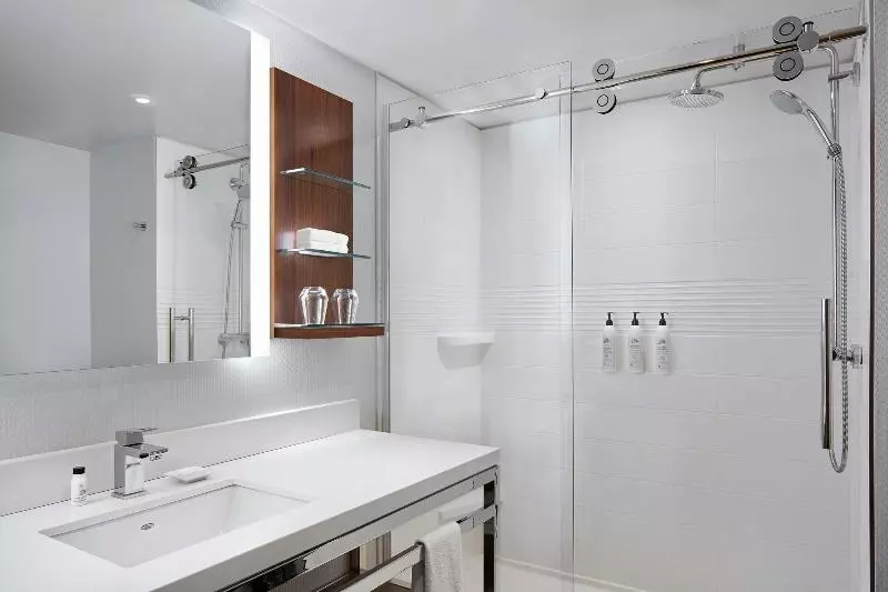 キングサイズベッドのスタンダードルーム, Delta Hotels By Marriott Trois Rivieres Conference Centre