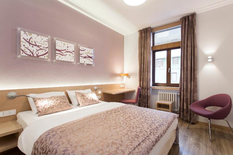 Quarto Estandar, Carol