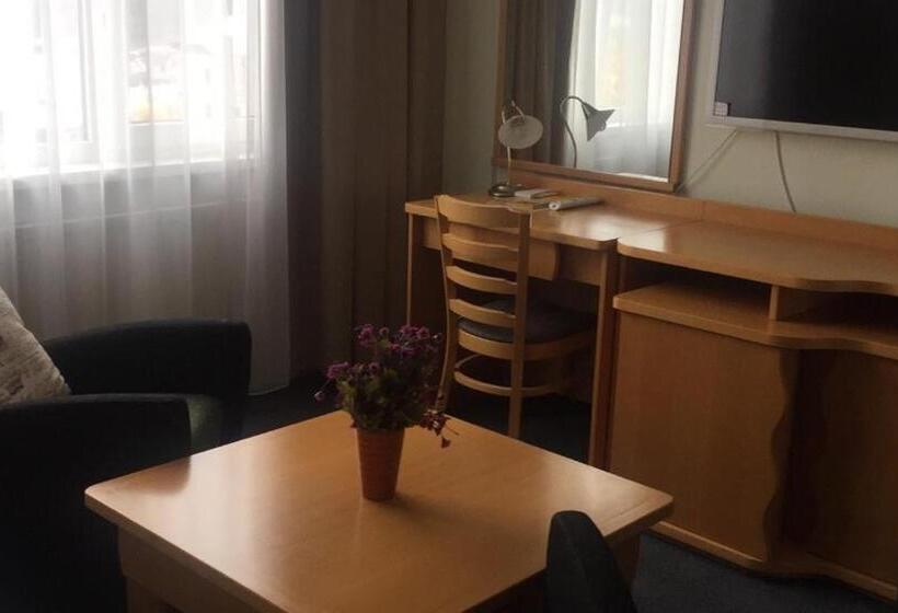 شقة غرفة واحدة, Luna